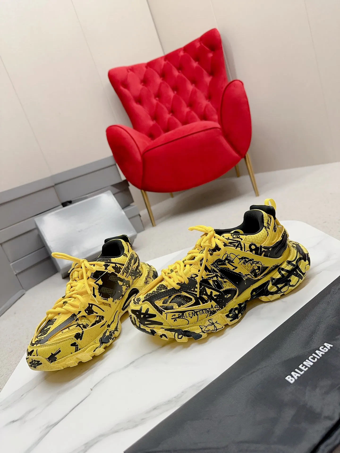 👟👟Ex-factory price 980👟👟 Men's size +10 𝐁𝐚𝐥𝐞𝐧𝐜𝐢𝐚𝐠𝐚|||𝐭𝐫𝐚𝗰𝐤 series 𝟑.𝟎Three generations of sports dad shoes‼ ️ [Top high-end quality from Dongguan Factory] Balenciaga dad shoes ~ super fashionable ~ full and three-dimensional shoes ~ amazing lines ~ very soft and light on the feet ~ super comfortable ~ versatile for commuting ~ can be paired with mid-calf socks, bell bottoms, wide-leg pants, overalls, very high-end ~ very manly and handsome ~ suitable for spring, summer, autumn and winter all year round... ⇢✈ Upper: Exclusive 1:1 original molded custom imported technical fabric mesh + imported cloth + 3M reflective strips [composed of 108 sub-pieces] ⇢✈Inner lining: Breathable mesh ⇢✈Outsole: Exclusive 1:1 original molded PU+TPU+EVA+rubber, a total of 13 sets of grinding tool combinations ⚠️Difference in market currency ~ high-end quality is definitely different ⇢✈𝐒𝐈𝐙𝐄Females: 35, 36, 37, 38, 39, 40 ⇢✈𝐒𝐈𝐙𝐄Men: 39, 40, 41, 42, 43, 44, 45